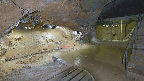 Blick in beleuchtete Ausgrabungshöhle