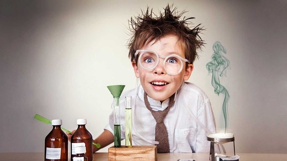 Ein kleiner Junge als Wissenschaftler vor einem Experiment