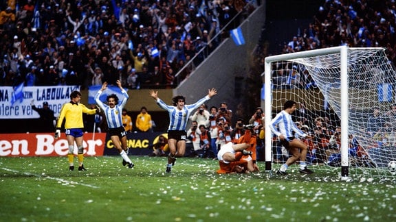 FIFA WM 1978 in Argentinien, Finale, v.l. Jan Jongbloed (Niederlande), Leopoldo Luque, Mario Kempes, Daniel Bertoni (alle Argentinien) jubeln