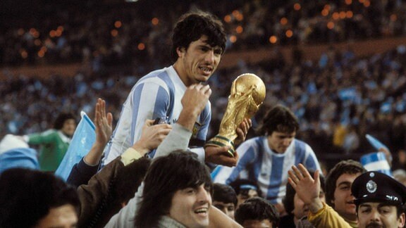 Weltmeister Daniel Passarella (Argentinien) lässt sich von den Fans mit dem WM-Pokal auf Händen tragen