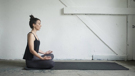 eine Frau beim meditieren
