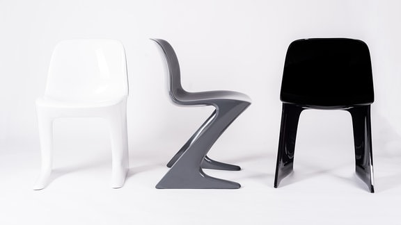 Z-Stuhl von Ernst Moeckl (auch bekannt als Hockender Mann oder Känguru) – Plastikstuhl, der mit Sitzfläche und Beinen von der Seite wie ein Z aussieht