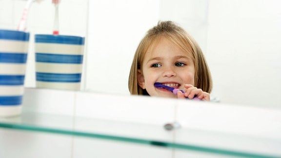 Symbolfoto - Mädchen beim Zähneputzen