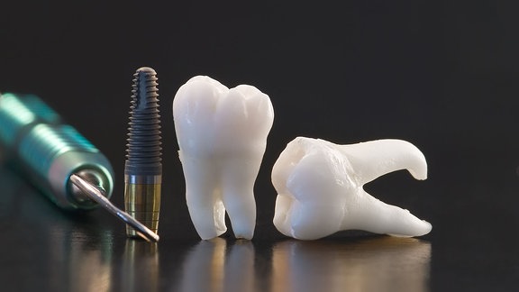 Menschliche Zähne und Zahnarztinstrumente
