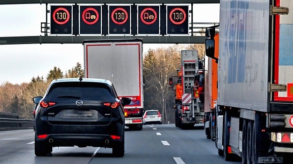 Verkehr auf der Autobahn mit Geschwindigkeitsbeschränkung und LKW-Überholverbot. 