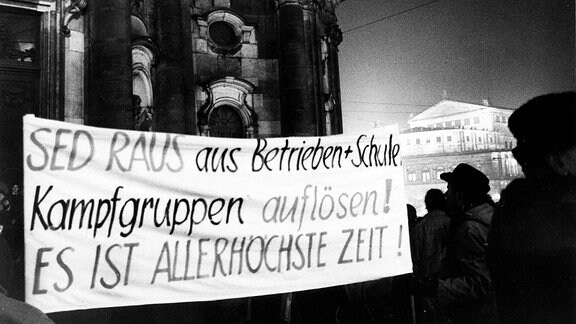 Montagsdemos in Dresden - Demonstranten mit Transparent vor der Hofkirche auf dem Theaterplatz