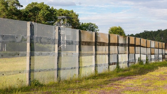 Zaun der ehemaligen DDR-Grenzanlage an der innerdeutschen Grenze, im Hintergrund der US-Beobachtungsturm, Point Alpha, Hessen