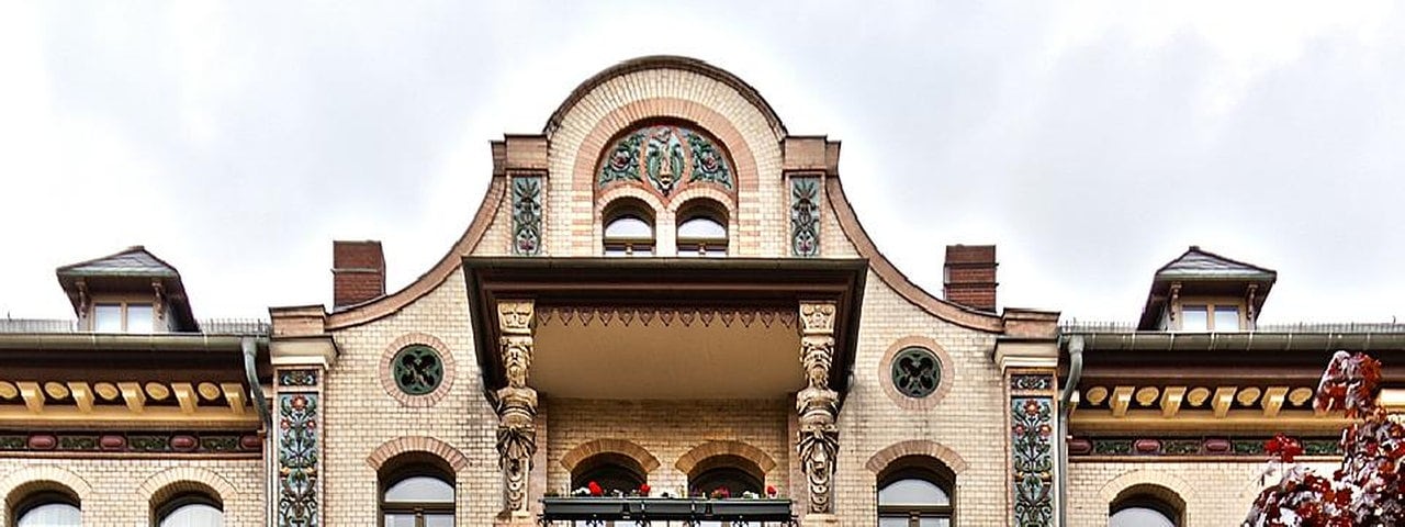 Dargestellt ist das sogenannte "Majolika-Haus" an der Barbarossa- Str. 50 auf dem Kaßberg. Das Bild wurde kurz nach der Renovierung 2010 aufgenommen.