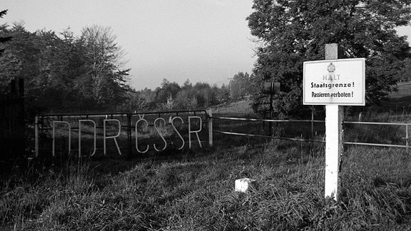 Halt! Staatsgrenze! Passieren verboten! - Schriftzug auf einem Schild an der Grenze DDR-CSSR in der Oberlausitz