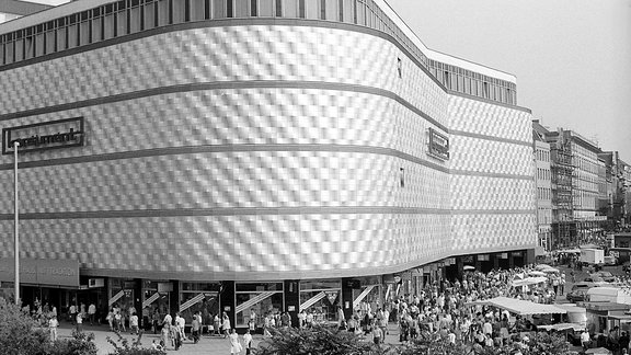 Konsum Warenhaus am Brühl, die Blechbüchse in Leipzig. Aufgenommen am 01.06.1990 