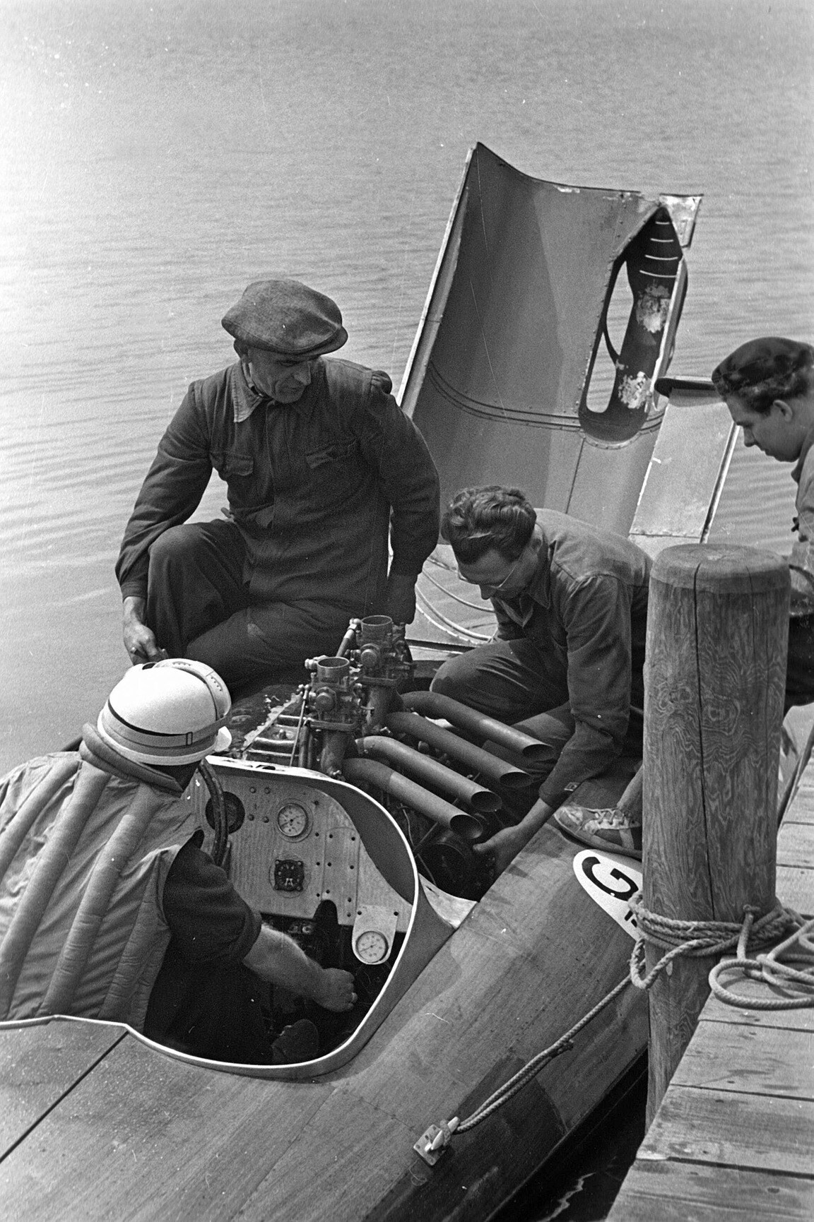 Rennbootfahrer und Techniker an einem Sportboot - DDR 1955