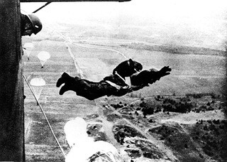 Десантник прыгает с транспортной машины Junkers Ju 52