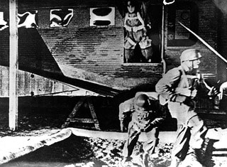 Парашютисты учатся прыгать с Ju 52 в песочнице