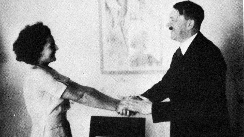 Hartelijke begroeting van Hitler door Riefenstahl