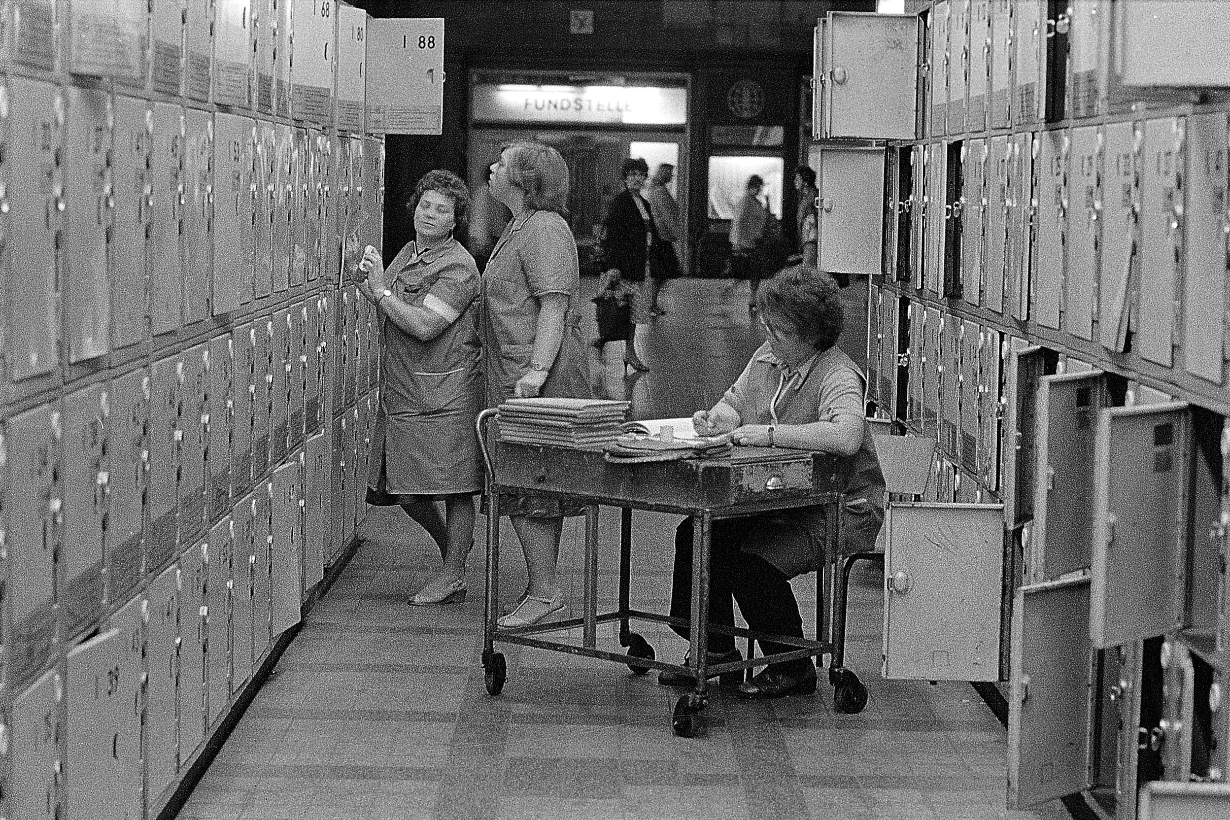 Frauen In Der Ddr Fotografien Von Mahmoud Dabdoub Mdrde 6364